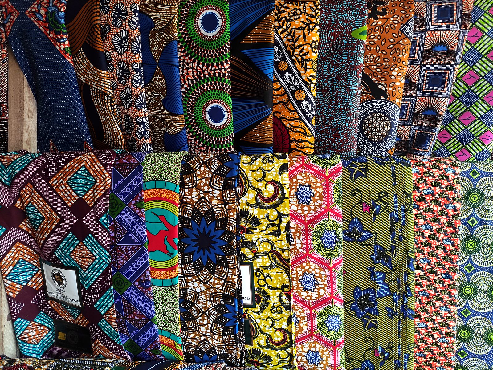 Bunte Stoffe auf einem lokalen Markt in Ghana