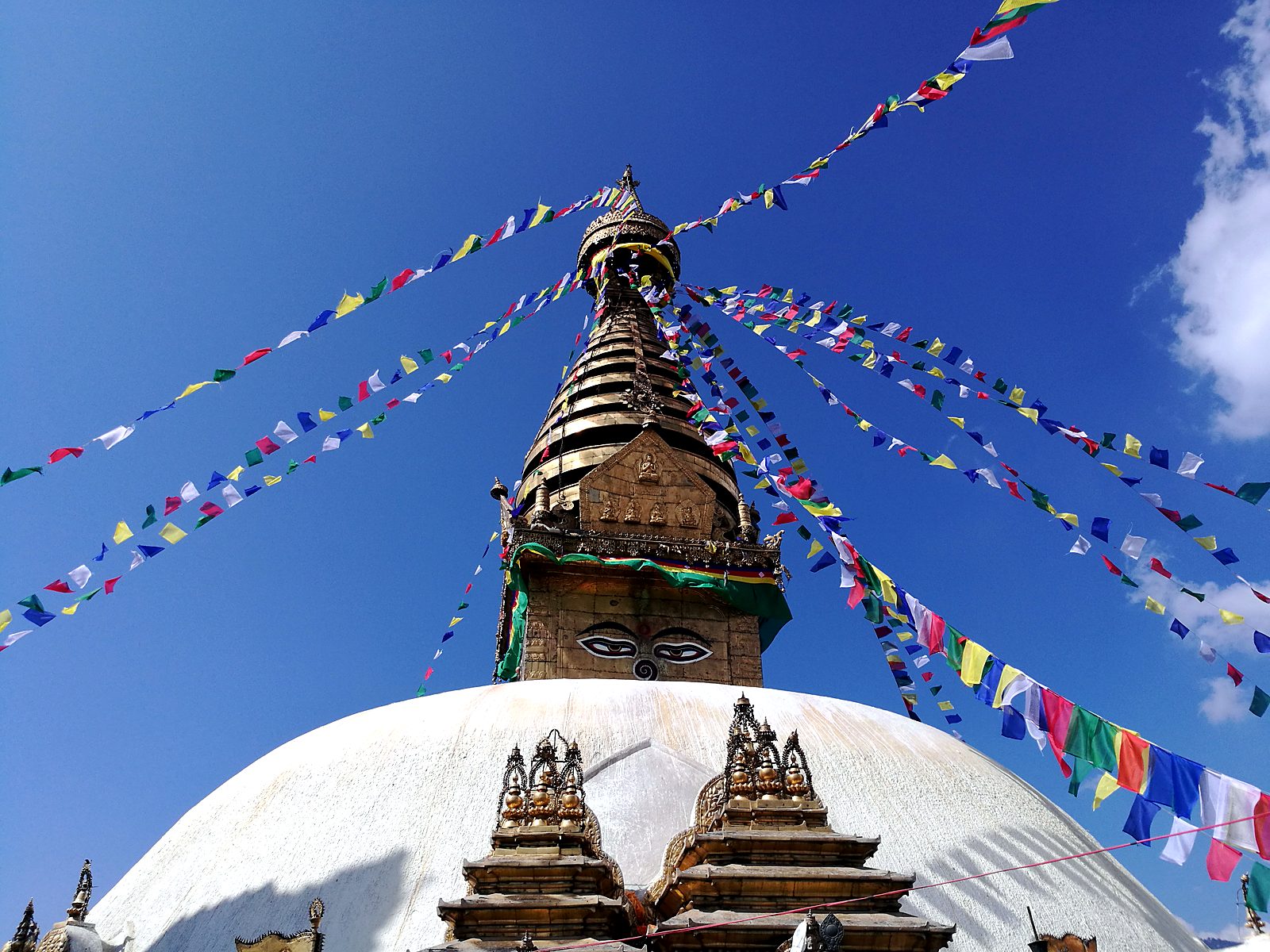 Swayambhunath-Stupa mit Gebetsfahnen in Kathmandu, Nepal